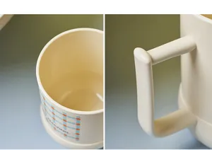 Primo piano dettagliato del bicchiere in plastica con elegante motivo a pois stampato.