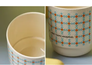 Detailansicht des süßen Zahnputzbechers mit Mustern und frischem Design für das Badezimmer.