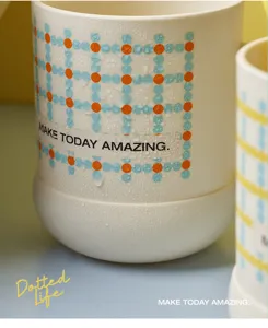 Tazza portaspazzolino in plastica minimalista con motivo a pois per il bagno quotidiano