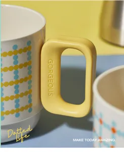 Nahaufnahme des kreativen Keramik-Zahnbürstenbechers mit gelbem Griff und gepunktetem Gitter.