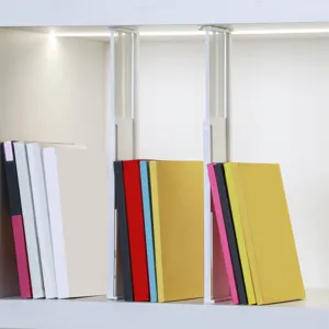 Dettaglio divisibile per armadio regolabile che mostra una robusta organizzazione libri.