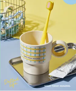 Plastik Mundspuelbecker mit gepunktetem Gittermuster, suesser runder Griff, ideal fuers Badezimmer.