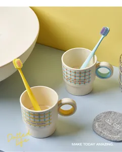 Plastik Mundbecher mit zweifarbigem Griff, minimalistisches Detail fur Badezimmer und Wohnheim.