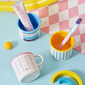 Set di tazze per spazzolino da denti in plastica semplice, simpatiche tazze colorate.