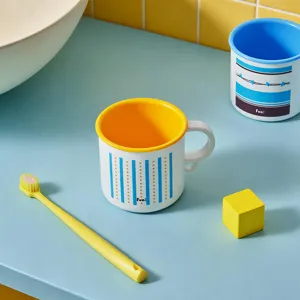 Bicchiere sciacquacavo in plastica con manico portaspazzolino minimalista per la casa