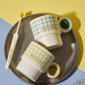 Haushalt Plastik Mundspuelbecher mit rundem Griff und Punktemuster, modernes minimalistisches Design.