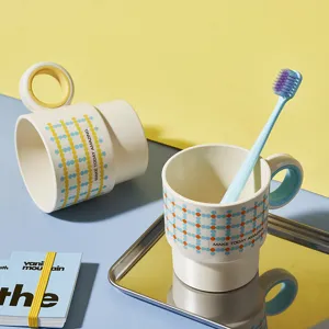 Plastik Mundspuelbecher mit Punktgitter Muster und zweifarbigem Griff fuer das Badezimmer.