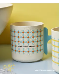 Kreativer gepunkteter Kunststoff Mundbecher mit Griff für das Badezimmer zu Hause.