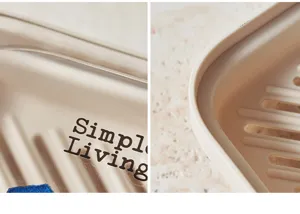 Dettaglio portasapone in plastica portatile con fori di scarico e design minimalista.