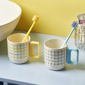 Niedlicher geometrischer Kunststoff-Zahnbürstenbecher mit Griff für Badezimmer Paar.