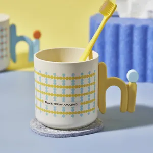 Kreativer Mundspülbecher mit Griff, süßer Zahnbürste und Filzuntersetzer im Set.