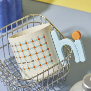 Keramik Kaffeetasse mit kreativem Buchstabengriff und süßem gepunkteten Gittermuster.