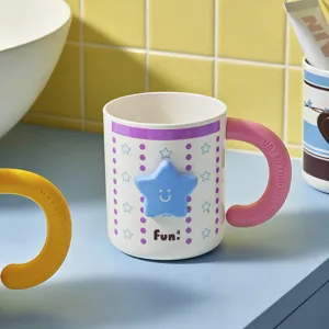 Plastik Mundspültasse mit süßem Sterndesign und rosa Griff für den täglichen Gebrauch zu Hause.