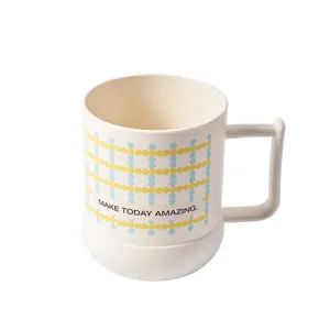 Tazza da bagno in plastica minimalista con motivo a pois e manico per uso quotidiano.