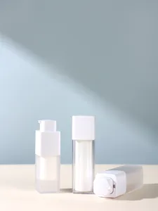 Λεπτομέρεια τετράγωνης αντλίας κενό καλλυντικών με κομψό λευκό διανομέα και ματ σώμα.