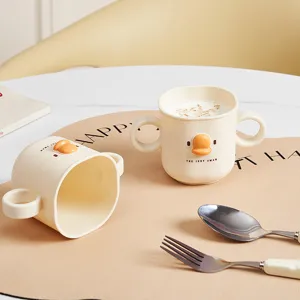Egal ob Kinder Tasse aus Kunststoff mit Doppelgriffen und süßem Tierdesign für den Alltag