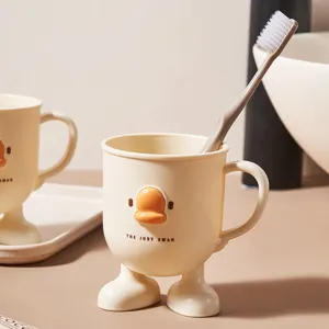 Niedlicher Kunststoff Zahnbürstenbecher mit kleinen Füßen kreativer Badezimmer Becher Hauptansicht