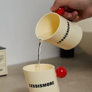 Bauhaus Stil Mundspülbecher mit rotem Kugelgriff und minimalistischem Buchstaben Druck Design
