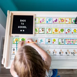 Adesivo murale con alfabeto e numeri riutilizzabile per educazione precoce dei bambini.