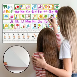 Vista dettagliata che mostra il retro adesivo dell'adesivo murale alfabetico e la scrittura.