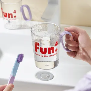 Transparentes Haushalts Wasserglas mit lila Griff ideal für Badezimmer und Zahnbürste