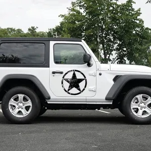 Primer plano del adhesivo de puerta de coche con estrella militar retro en la carrocería blanca.