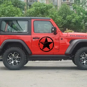 Vista detallada que muestra una pegatina de coche de estrella negra en la carroceria roja.