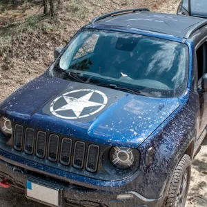 Primer plano del adhesivo de estrella en el capó del coche todoterreno para decoración.