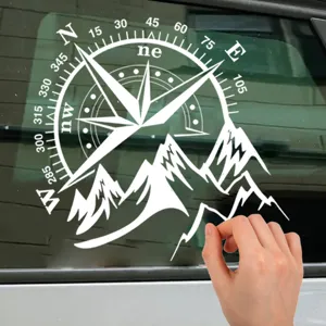 Adhesivo de vinilo impermeable para coche con diseño de montaña y brújula para ventanas.
