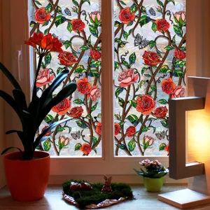 Nahaufnahme der Vintage Rosen Reben Fensterfolie mit farbigem Buntglas Muster Detail.