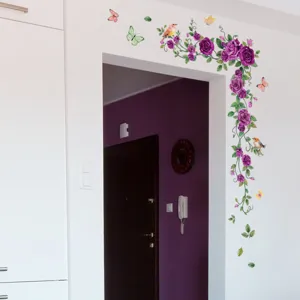 Adhesivo de pared con enredadera de rosas moradas, aves y mariposas para decoración.