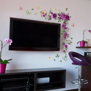 Vista detallada del adhesivo de pared de vid de rosa morada con pájaros y mariposas para hogar.