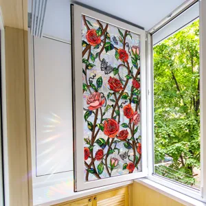 Bunte Buntglas-Fensterfolie mit roten Rosen und Schmetterlingen, statische Sichtschutzfolie.