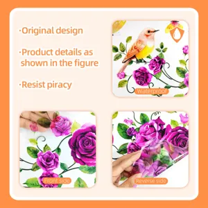 Detalles en primer plano de pegatina de pared impermeable con rosas moradas para la decoración.