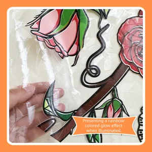 Nahaufnahme des Retro Rosenblumen-Fensteraufklebers mit PVC-Material und bunten Farben.