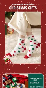 Nahaufnahme verdickter Plüsch-Weihnachtssocken mit süßen Kugelmustern und weichem Fleece-Material.
