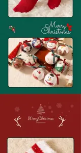 Detailansicht plüschiger Weihnachtssocken in Kugeln, kuschelige Haussocken für den Winter.