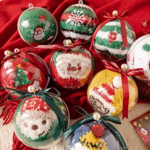 Chaussettes duveteuses de Noël dans des boules transparentes, chaussettes épaisses et chaudes.