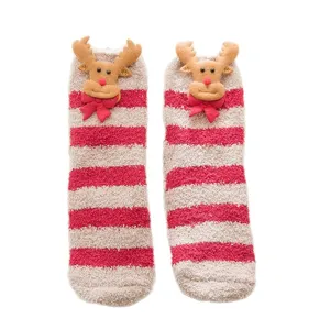 Chaussettes mi-mollet épaissies en molleton corail de Noël avec joli renne 3D pour femmes