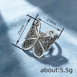 Detaillierte Nahaufnahme des antiken Silber Schmetterlingsrings mit feinem filigranen Design.