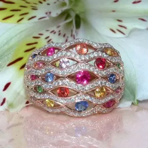 Luxuriöser mehrfarbiger Edelstein Roségold breiter Ring mit funkelnden Pave-Diamanten.