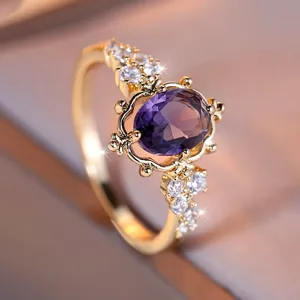 Prachtige prinses stijl vergulde ring met een elegante paarse kubieke zirkonia steen.