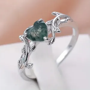 Exquisito anillo de rama con ágata musgo en forma de corazón, diseño único y elegante.
