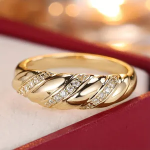 Bague torsadée en or avec zircone cubique, vue détaillée élégante de bijou tressé moderne.