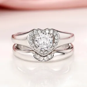 Exquisito detalle de juego de anillos de doble corazón, joyería plateada de circonita brillante.
