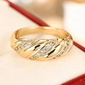 Bague élégante en zircon torsadé doré pour femme, bijoux de mode minimalistes et stylés.