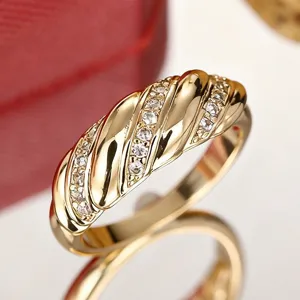 Bague pour femme en zircon torsadé plaqué or, bijou de mode élégant pour usage quotidien.