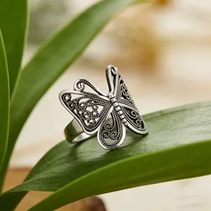 Detaillierte Nahaufnahme eines Vintage Retro Silber Schmetterling Rings mit feinem Filigran.