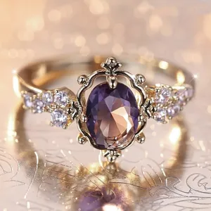Close-up detail van een zoete prinses stijl ring met ovale paarse zirkoon in vintage zetting.
