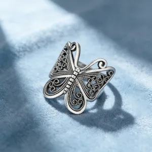Antiker silberner Schmetterlingsring im europäischen Hofstil, filigraner Retro-Fingerschmuck.